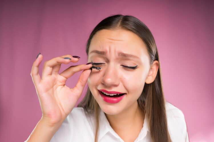 What can I use instead of eyelash glue?