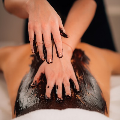 Cocoa chocolate body massage treatment