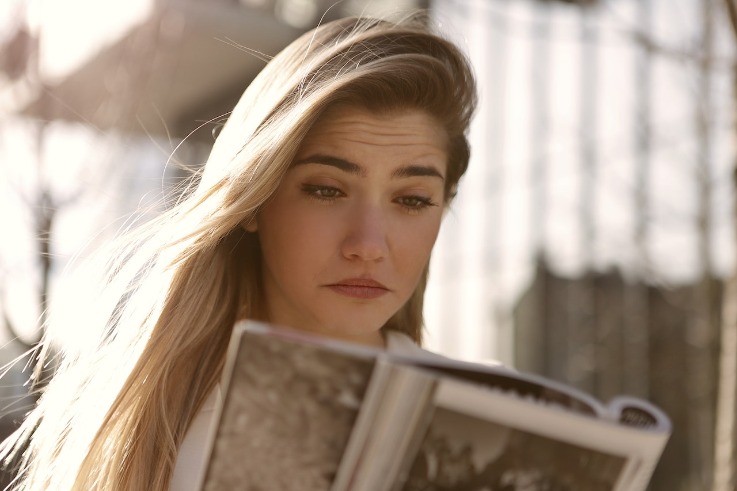 young woman wrinkles reading